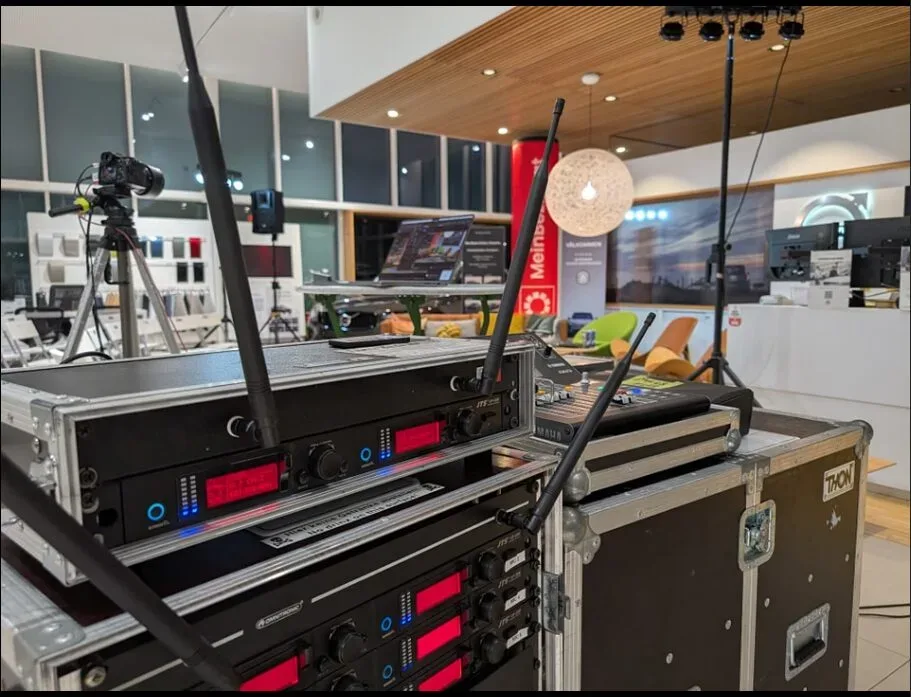 Ton- und Lichttechnik-Equipment in modernem Büro mit Kameras und LED-Lichtern.