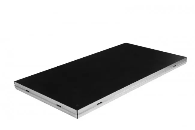 Schwarze Bühnenplatte mit Aluminiumrahmen, flach liegend, technische Ausrüstung.