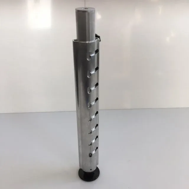 Mikrofonständer mit Teleskopfunktion und schwarz-silbernem Design auf weißem Hintergrund.