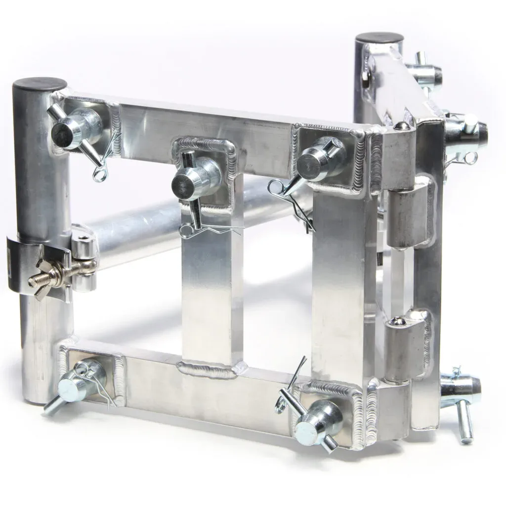 Traversenklemme für Bühnentechnik, silbernes Metall, mehrere Schrauben zur Befestigung.