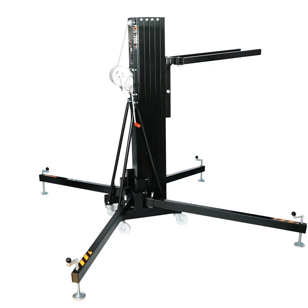 Schwarzer Material-Lift für Bühnentechnik mit vier Auslegern und Rollen.
