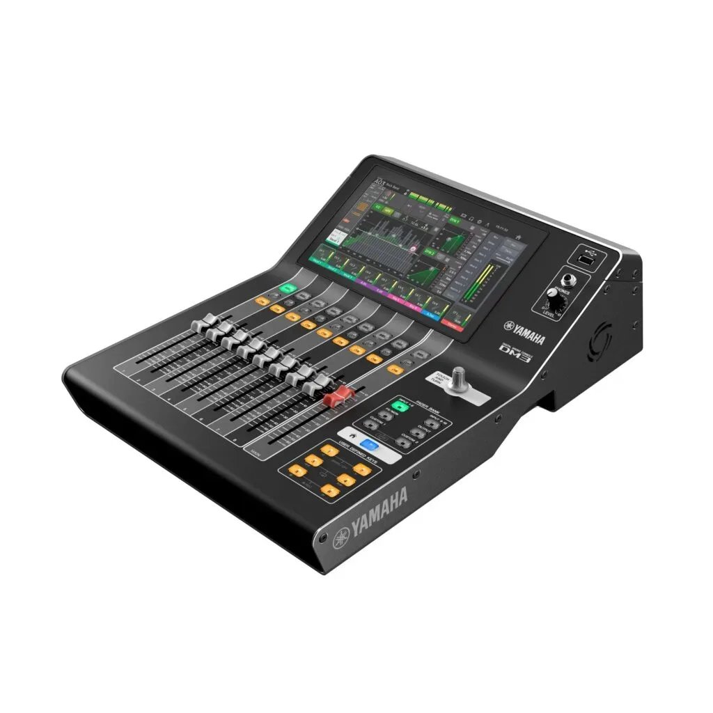 Yamaha Mischpult mit Touchscreen und neun Fadern für Audio-Management.