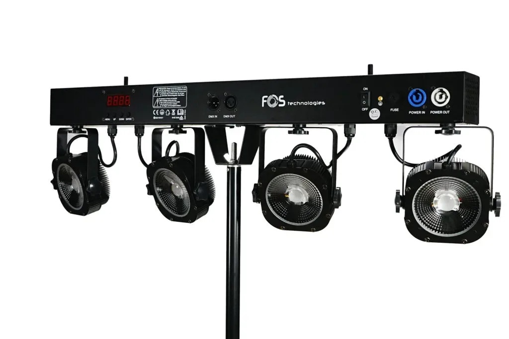 Lichtsystem mit vier LED-Scheinwerfern auf einem Stativ von FOS technologies.