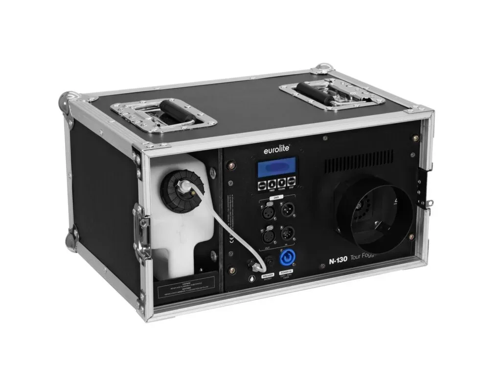 Eurolite Nebelmaschine im Transportcase, Frontansicht mit Bedienfeld und Tank sichtbar.
