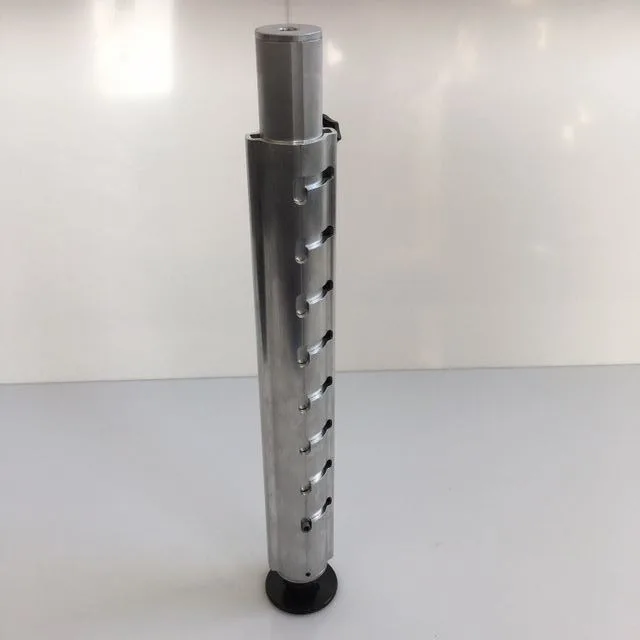 Mikrofonständer mit Teleskopfunktion und schwarz-silbernem Design auf weißem Hintergrund.