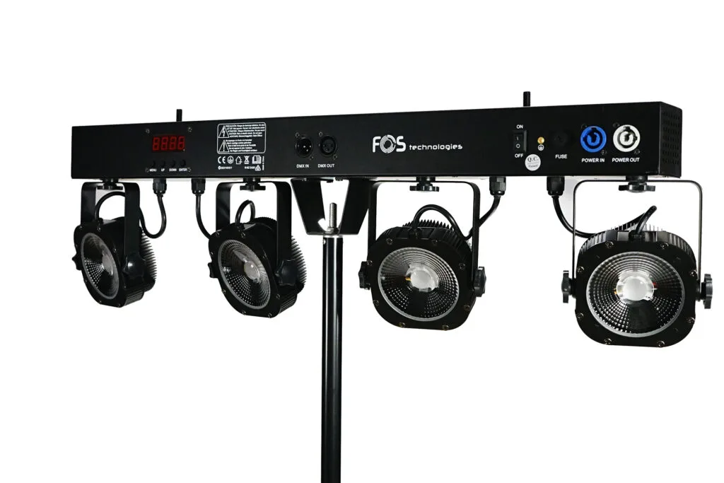 Lichtsystem mit vier LED-Scheinwerfern auf einem Stativ von FOS technologies.